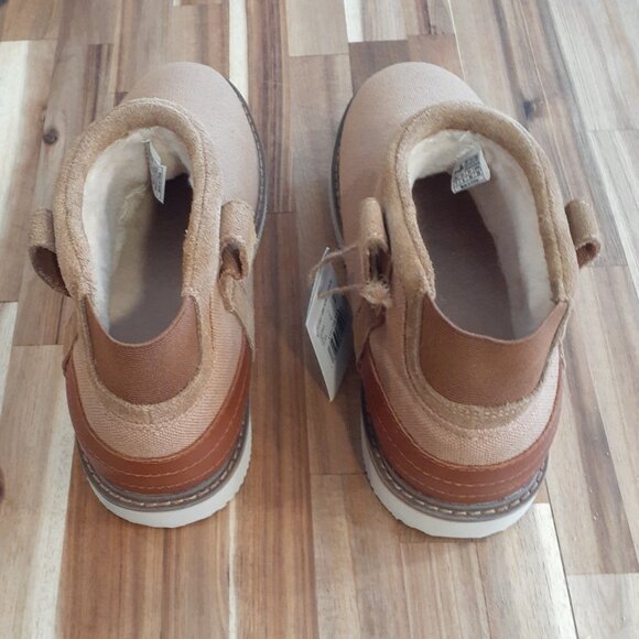 Sanuk Boots: New with tags - Picture 4 of 8